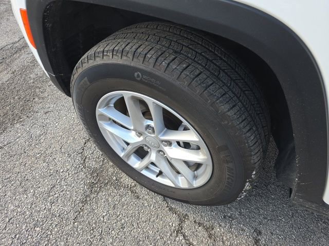Used 2024 Jeep Grand Cherokee Laredo X image 12