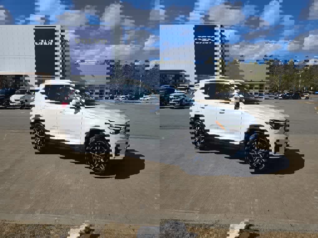 Used 2025 Volvo XC40 B5 Core image 2