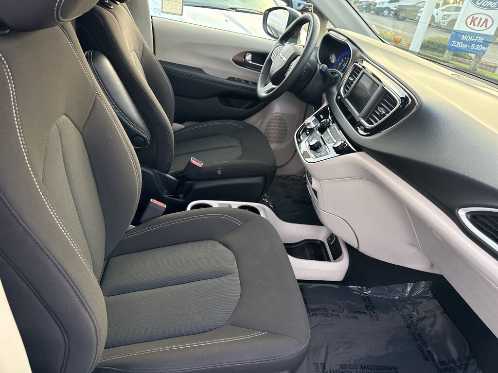 Used 2023 Chrysler Voyager LX FWD image 15