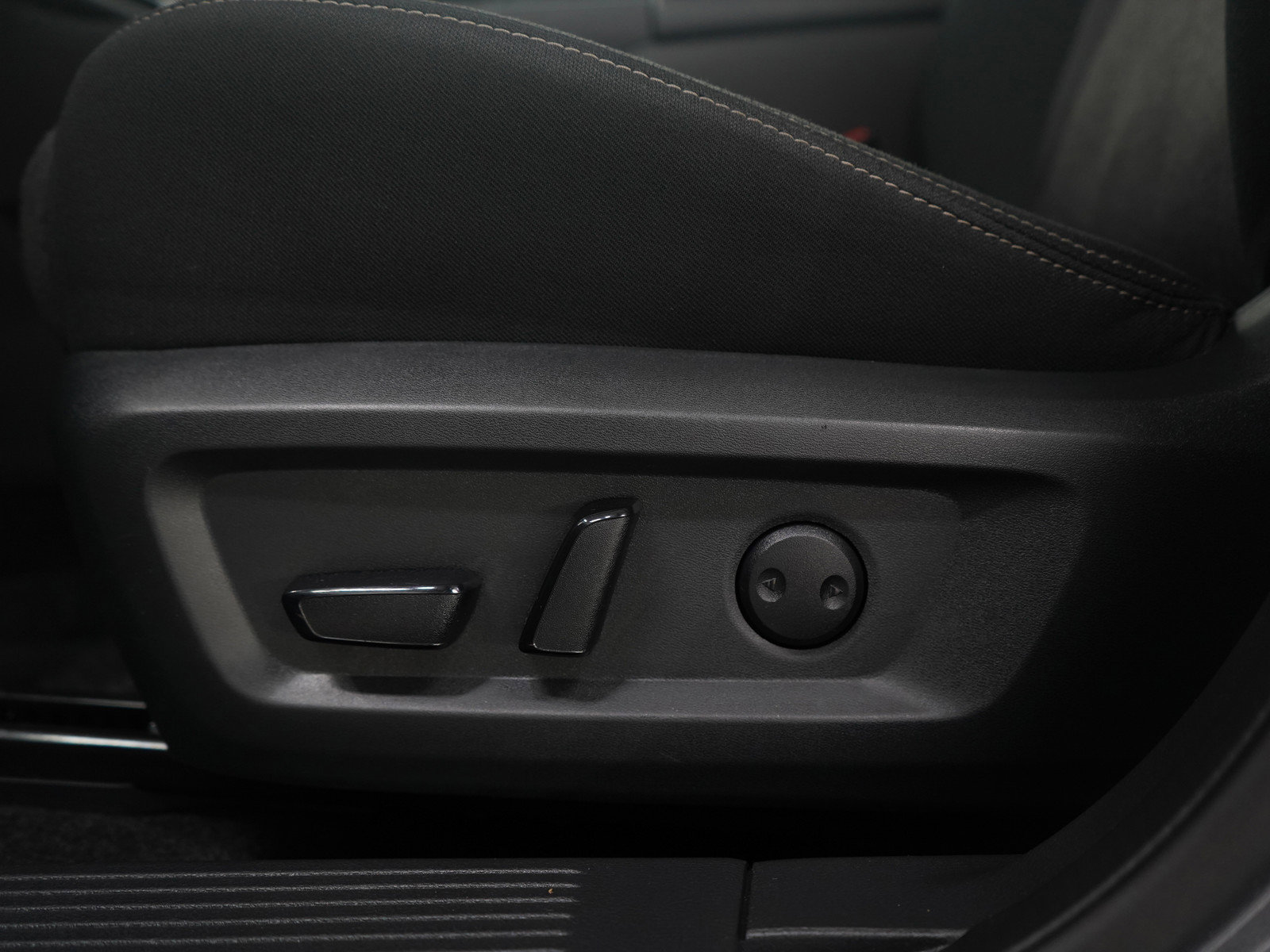 Used 2025 Nissan Rogue SV image 22