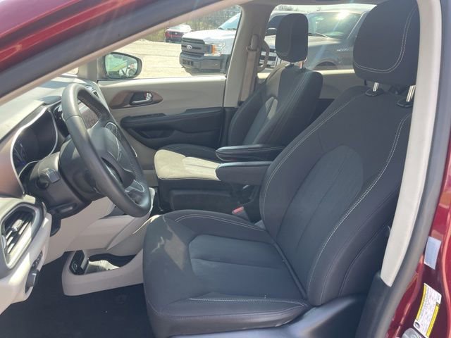 Used 2023 Chrysler Voyager LX image 7