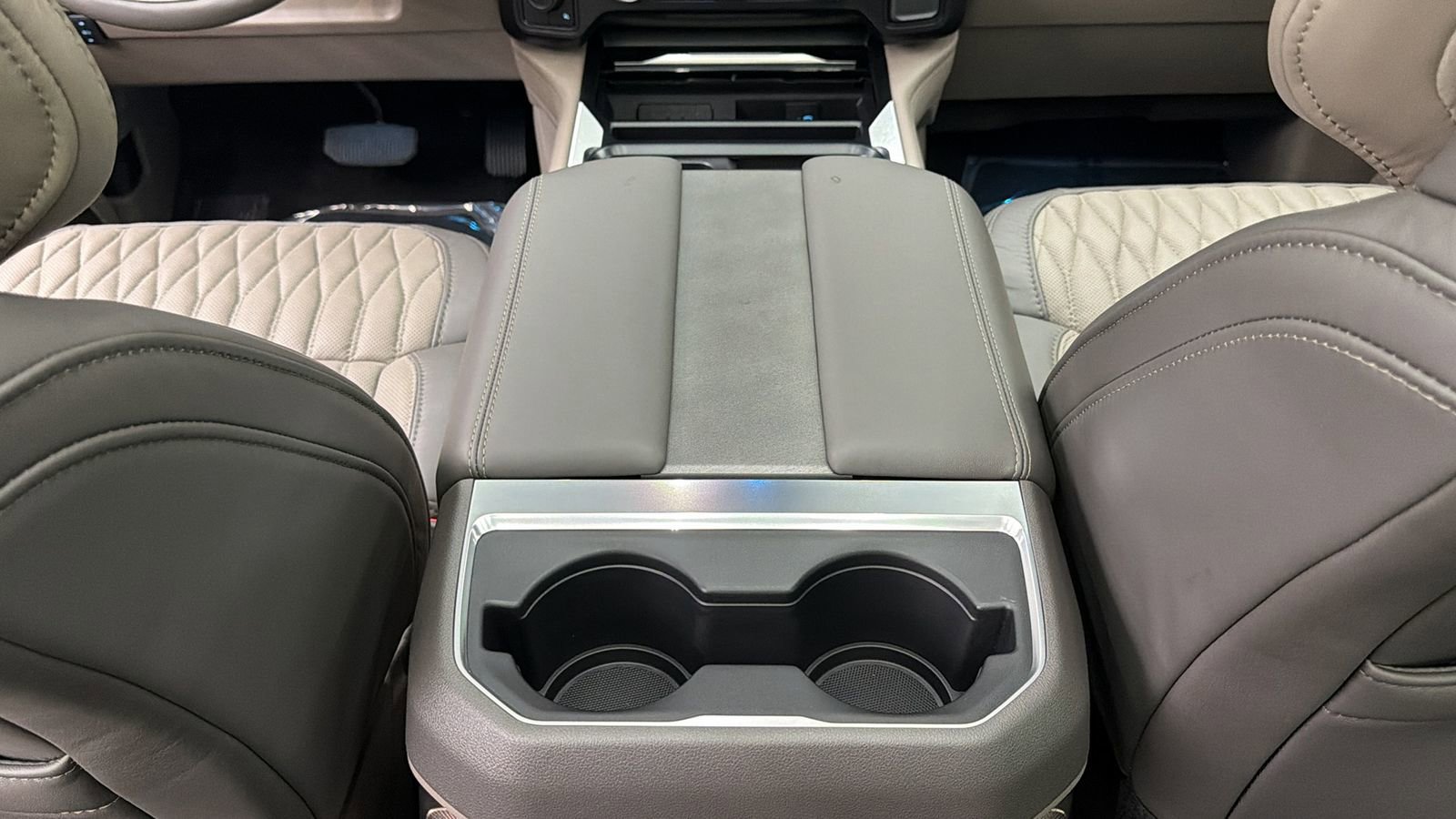 Used 2026 Ford F450 Platinum w/ Platinum Plus Package image 39