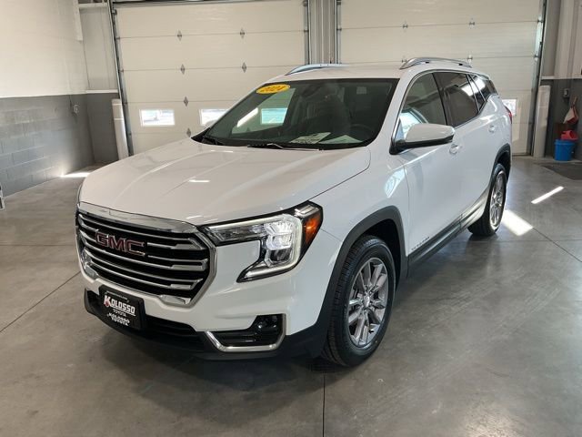 Used 2024 GMC Terrain SLT image 3