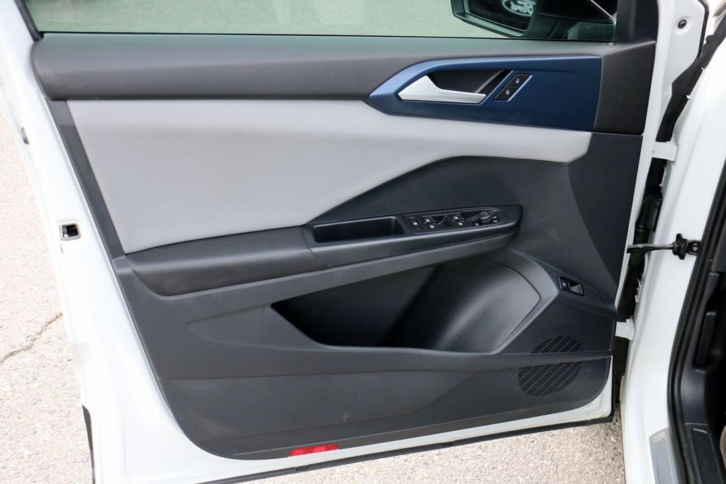 Used 2023 Volkswagen Taos SE w/ Panoramic Sunroof Package image 11