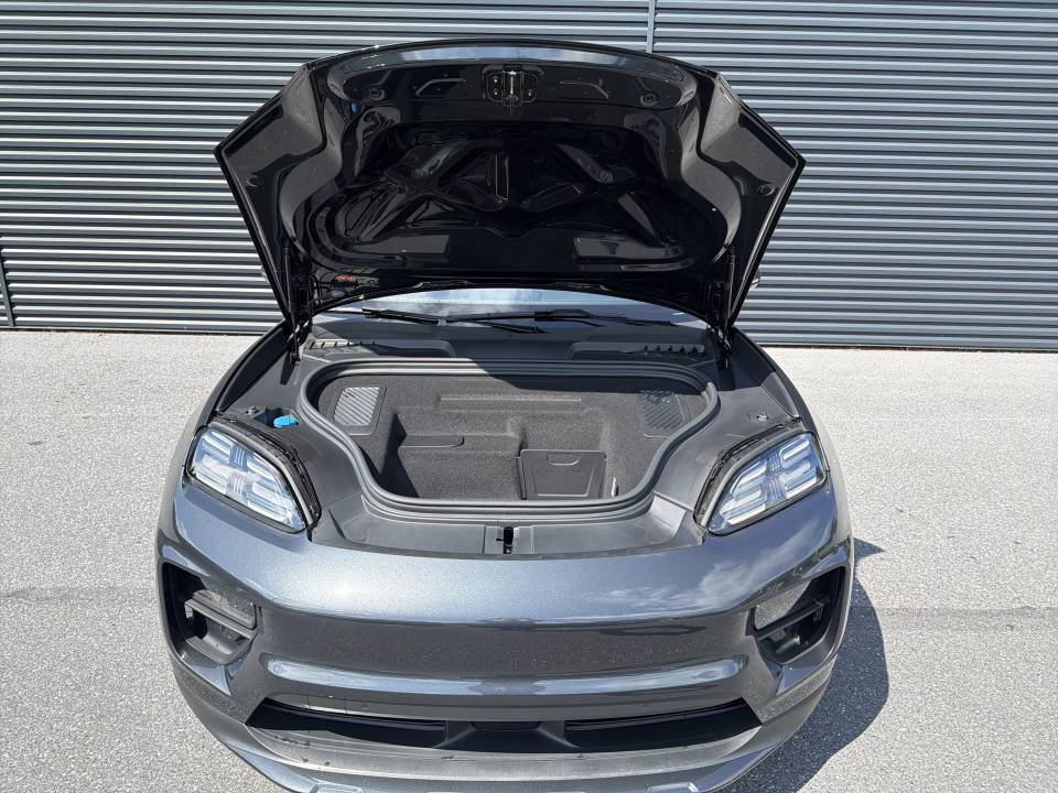 Certified 2025 Porsche Macan 4 Electric AWD/4WD image 23