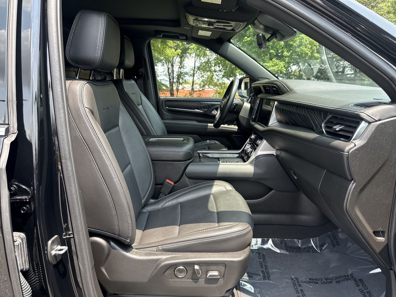 Used 2024 GMC Yukon XL Denali w/ Denali Reserve Package AWD/4WD image 27