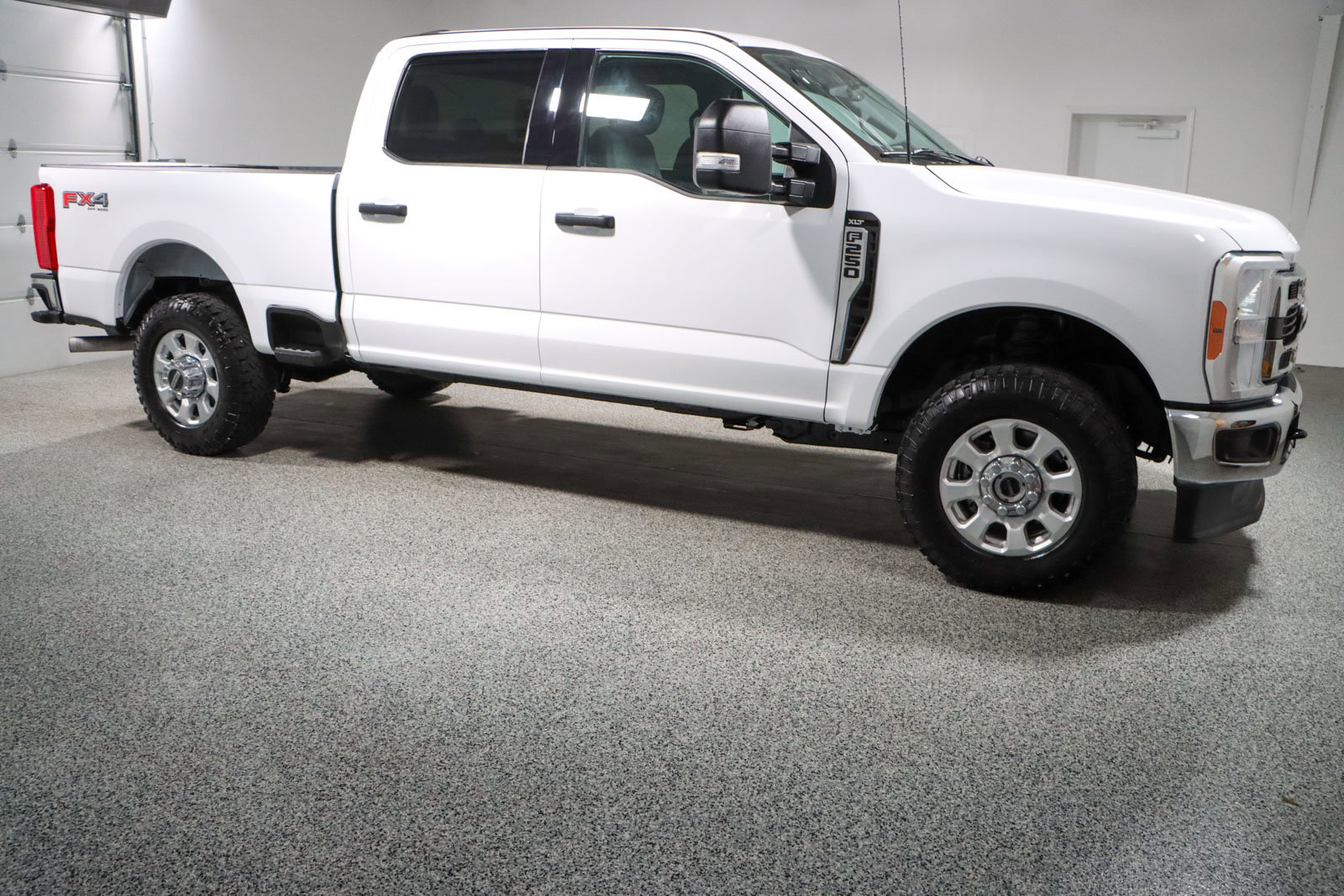 Used 2023 Ford F250 XLT w/ FX4 Off-Road Package image 6