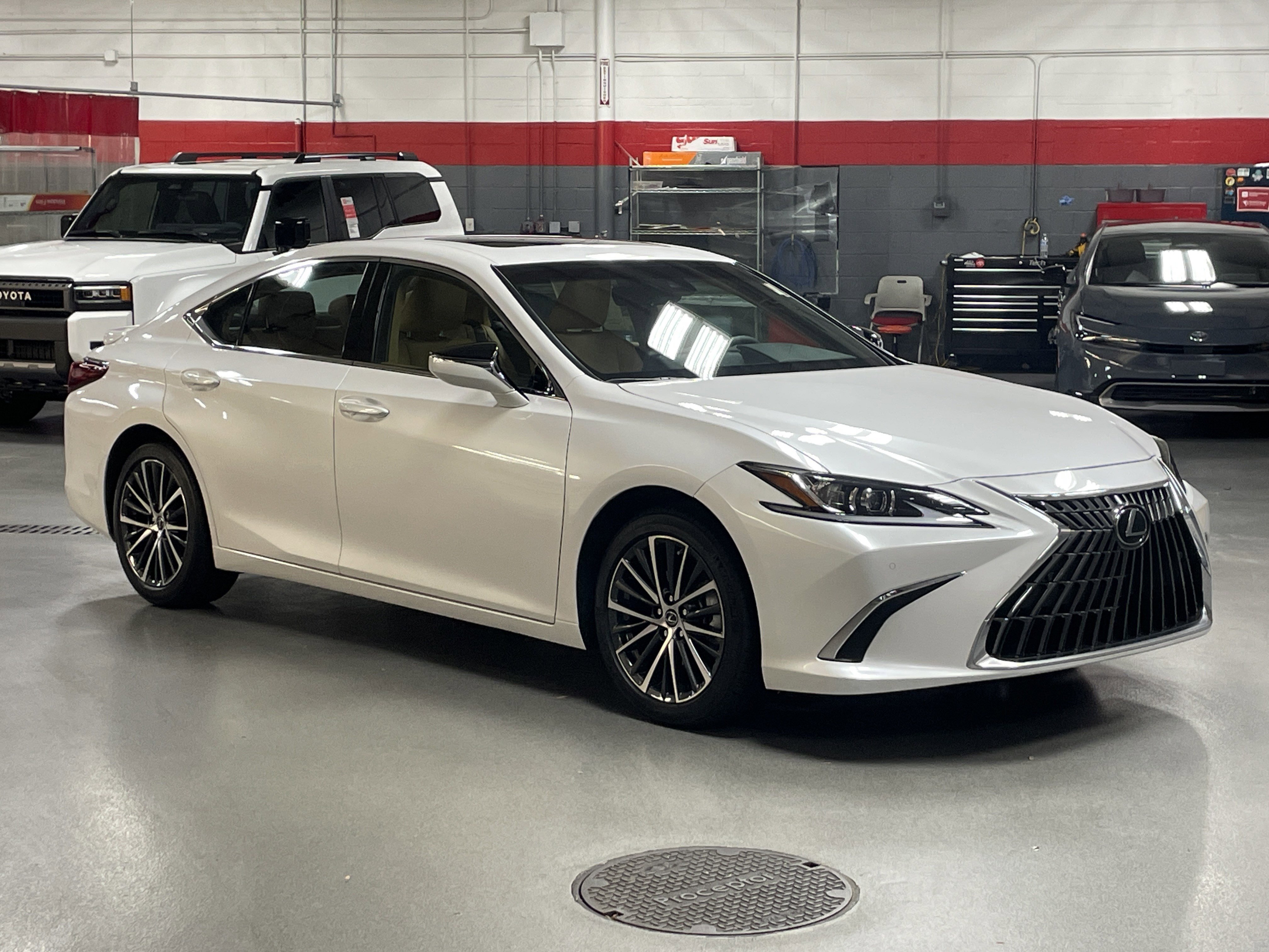 Used 2025 Lexus ES 300h w/ Premium Package video 3