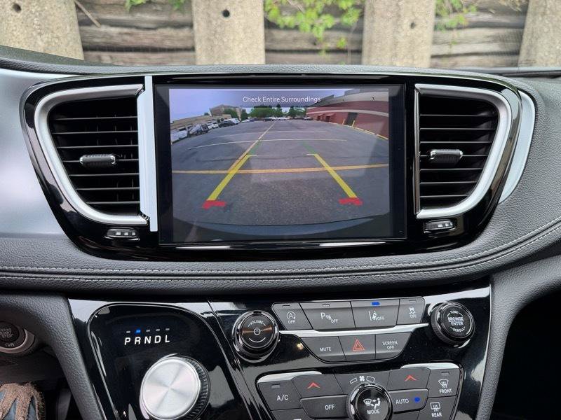 Used 2026 Chrysler Pacifica Limited FWD image 16