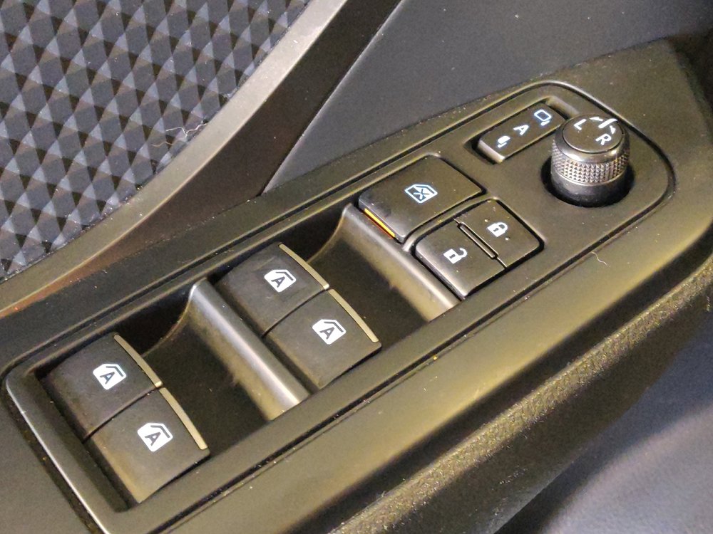 Used 2018 Toyota C-HR XLE FWD image 27