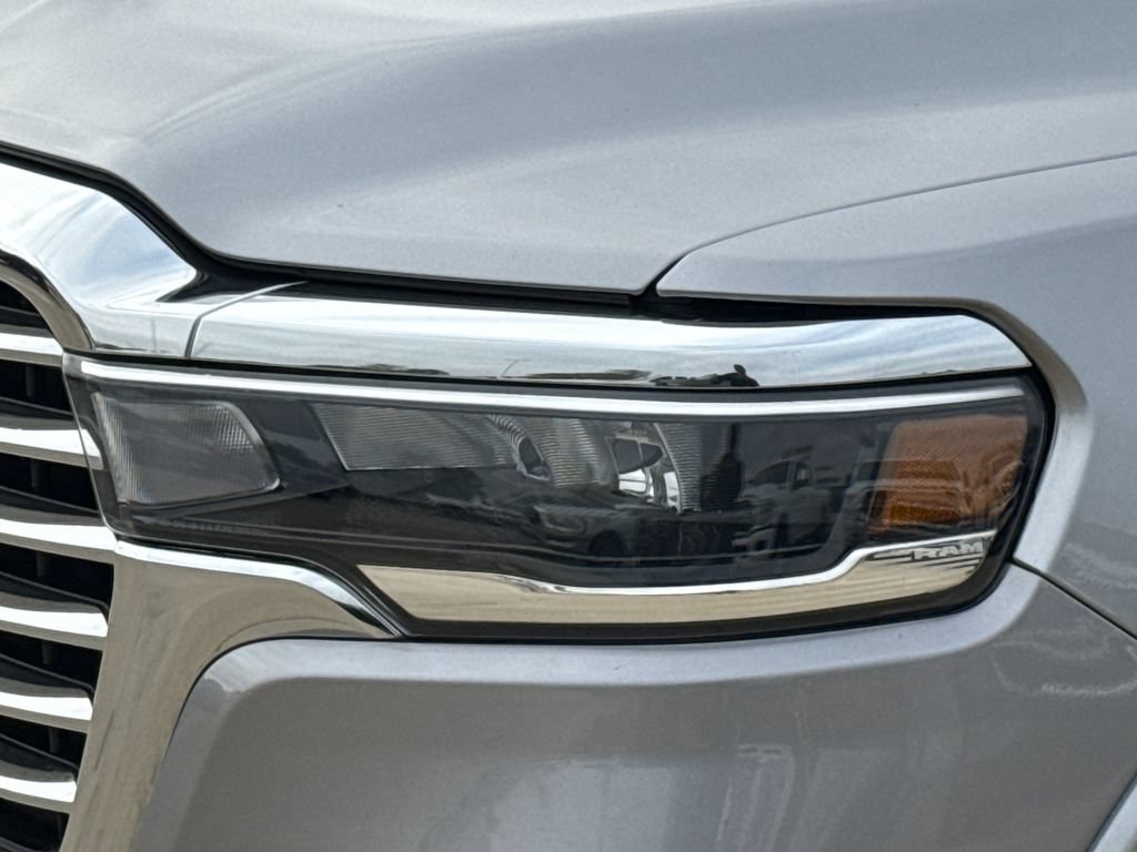 Used 2025 RAM 1500 Laramie AWD/4WD image 4