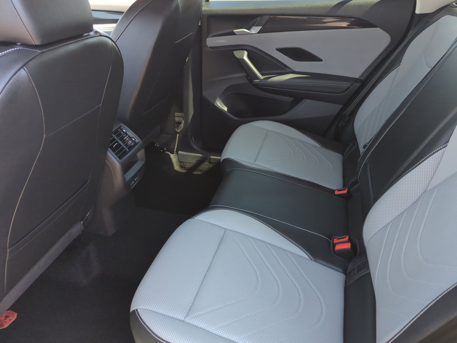 Used 2025 Volkswagen Tiguan SE image 17