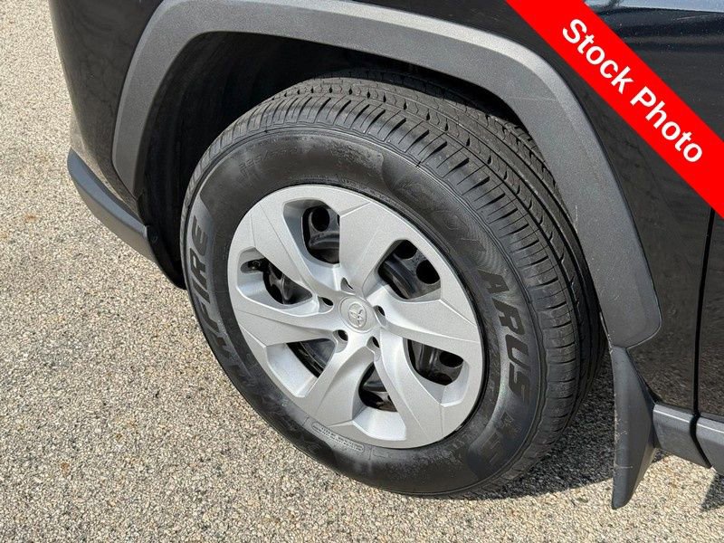Used 2019 Toyota RAV4 LE AWD/4WD image 10