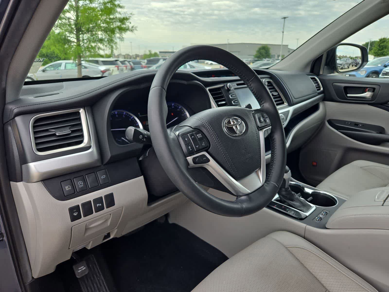 Used 2019 Toyota Highlander Limited AWD/4WD image 2