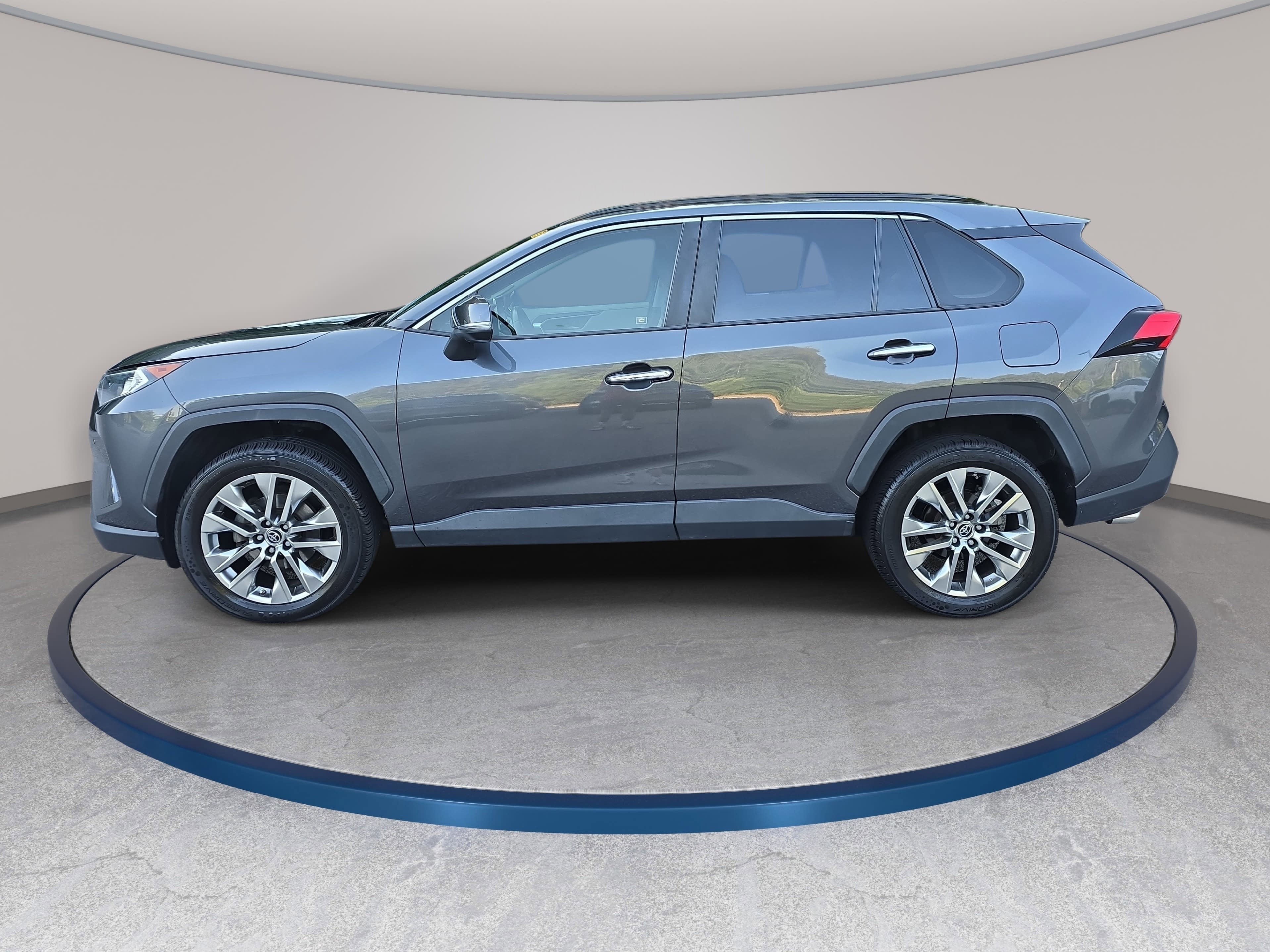 Used 2019 Toyota RAV4 Limited w/ Advanced Technology Package FWD image 8
