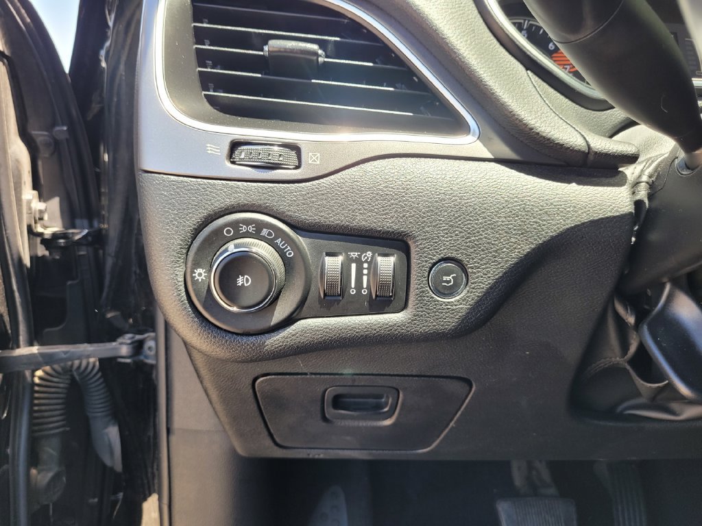 Used 2019 Jeep Cherokee Latitude Plus w/ Comfort/Convenience Group FWD image 30