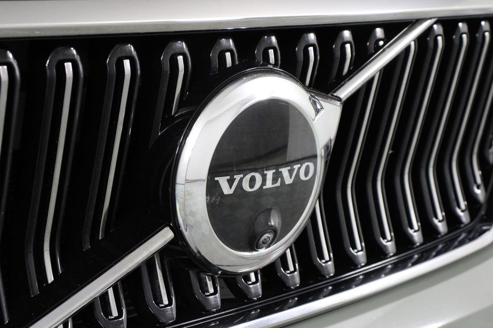 Certified 2025 Volvo XC40 B5 Plus image 27