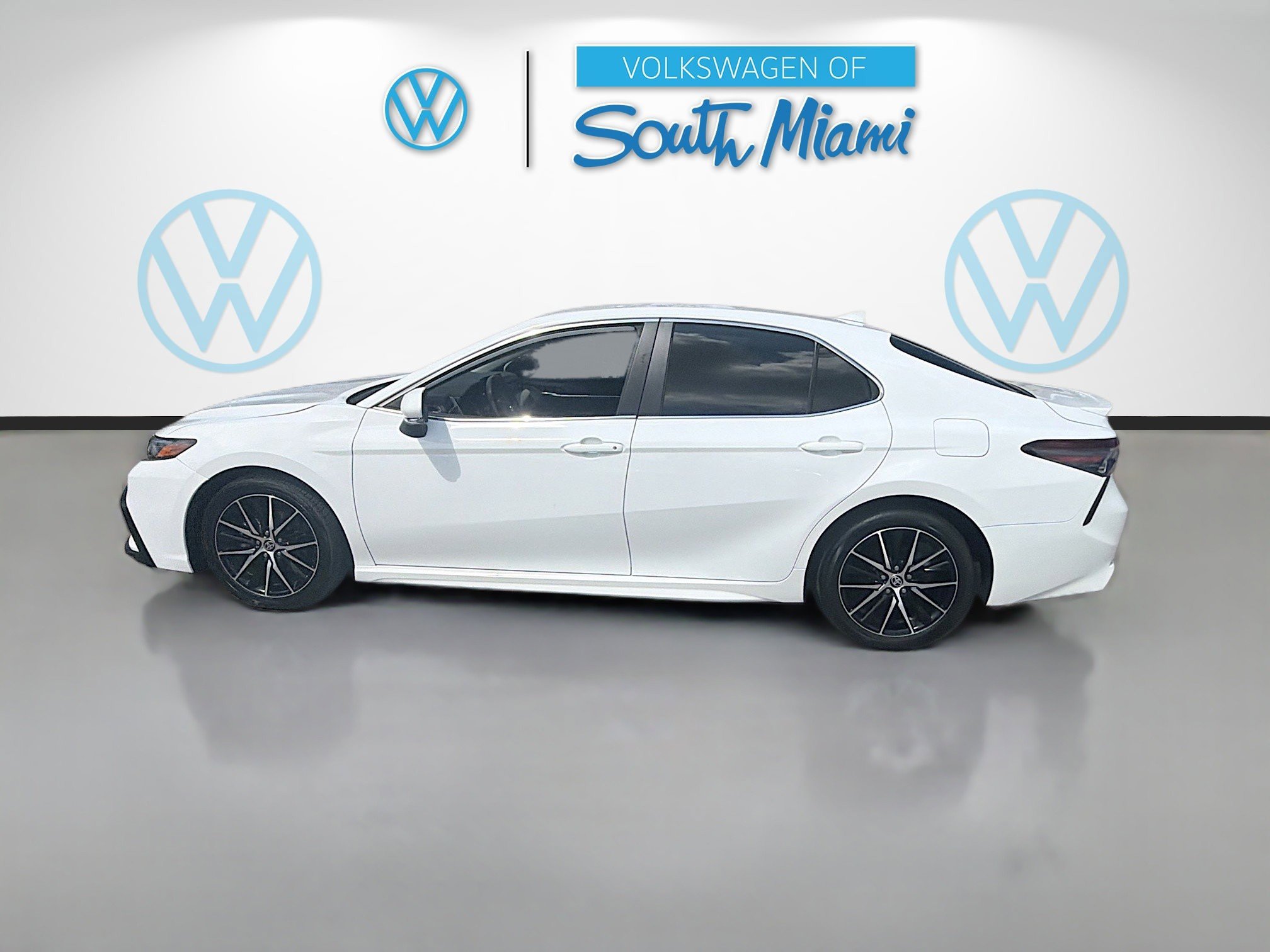 Used 2023 Toyota Camry SE w/ Convenience Package FWD image 4