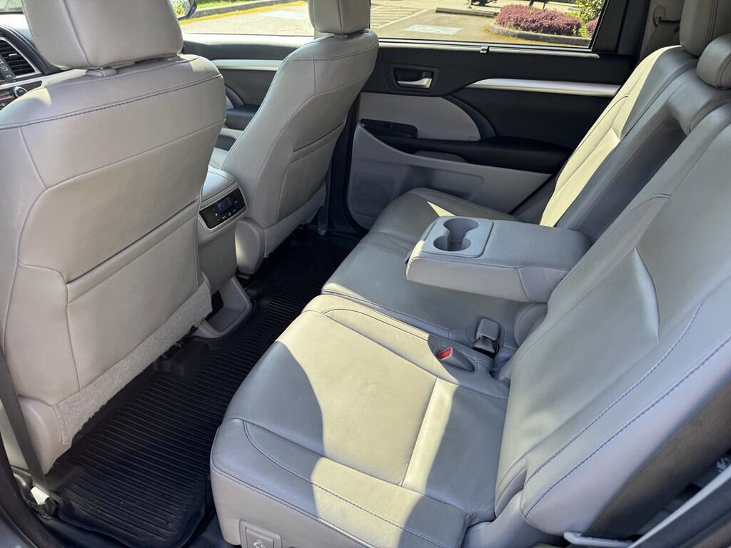 Used 2017 Toyota Highlander XLE image 18