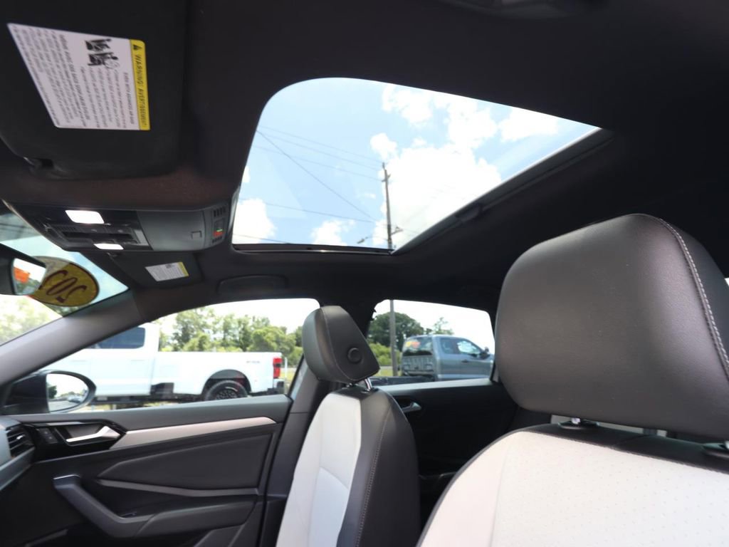 Used 2020 Volkswagen Jetta R-Line w/ R-Line Cold Weather Package FWD image 4