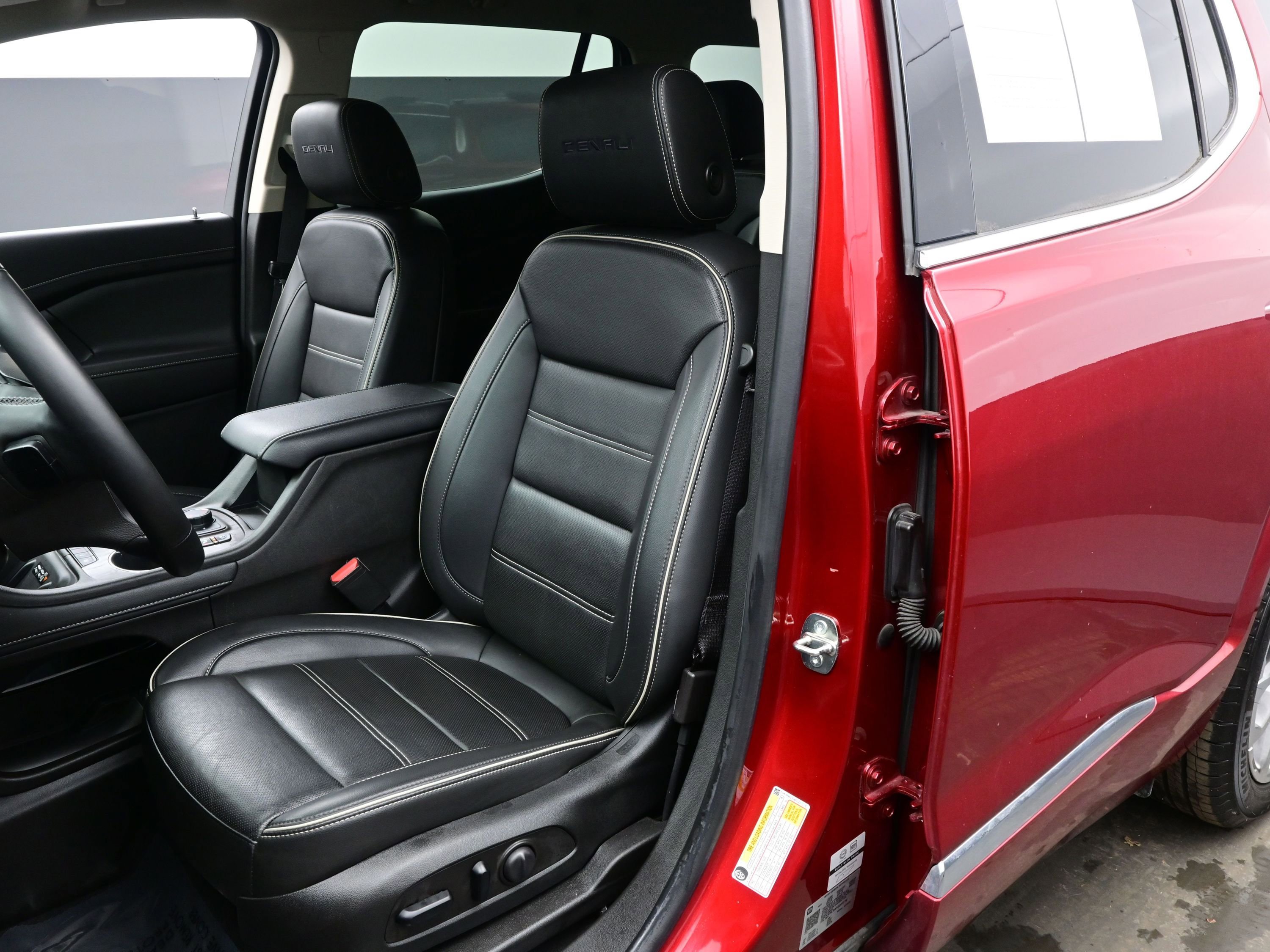 Used 2023 GMC Acadia Denali w/ Denali Ultimate Package image 12