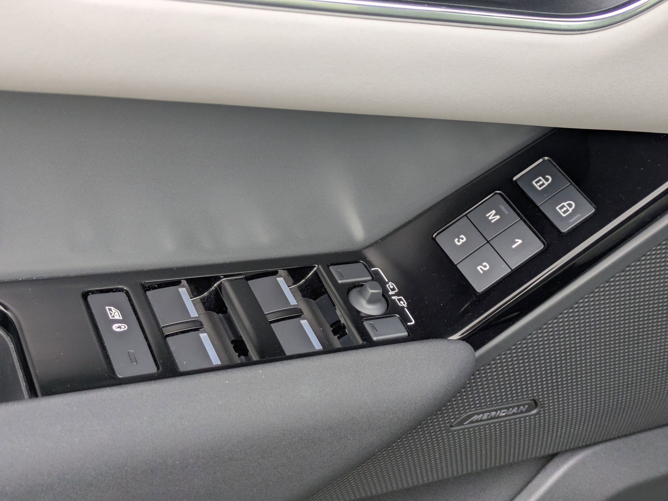 Certified 2025 Land Rover Range Rover Velar S image 13