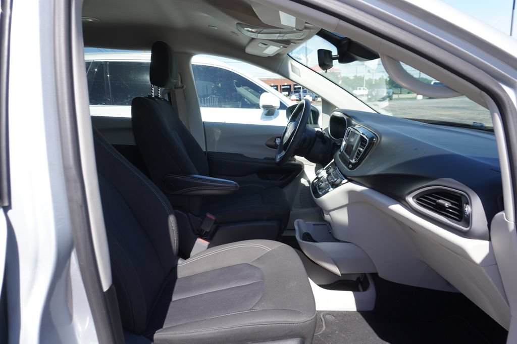 Used 2023 Chrysler Voyager LX FWD image 9