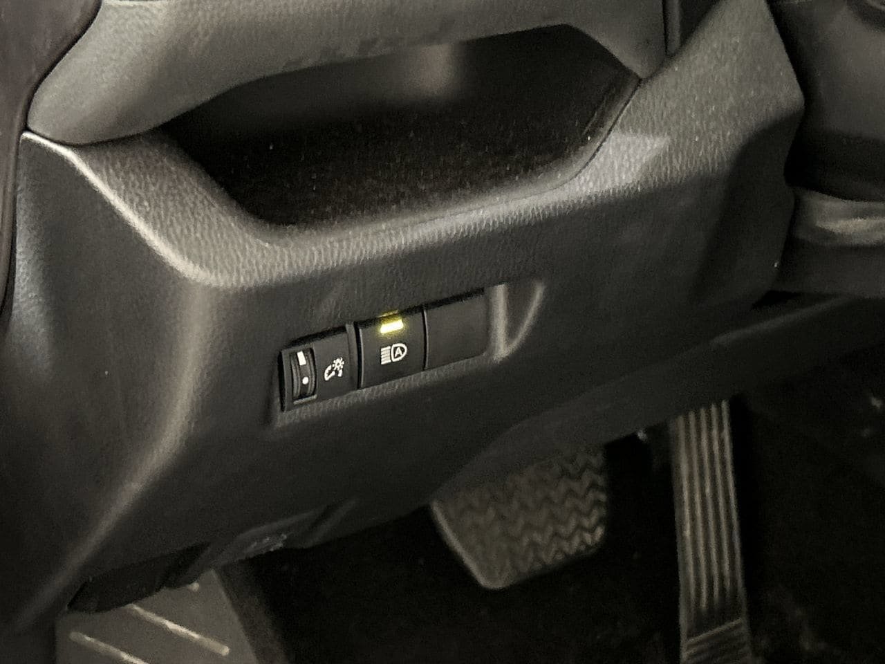 Used 2025 Toyota RAV4 LE AWD/4WD image 13
