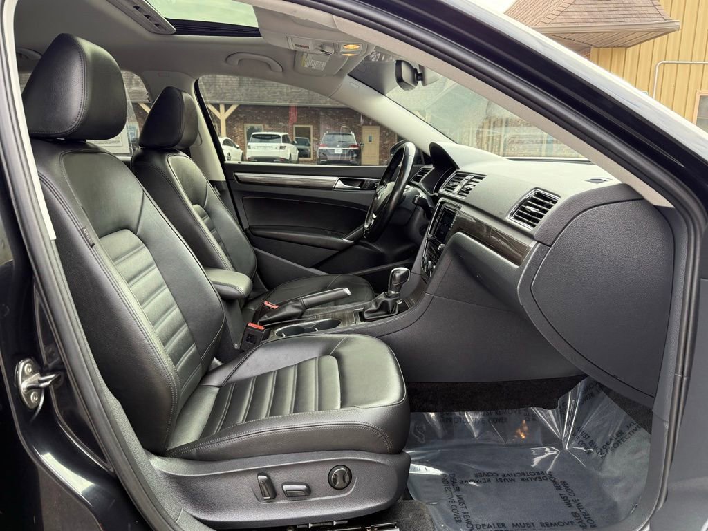 Used 2017 Volkswagen Passat 1.8T SEL Premium image 26