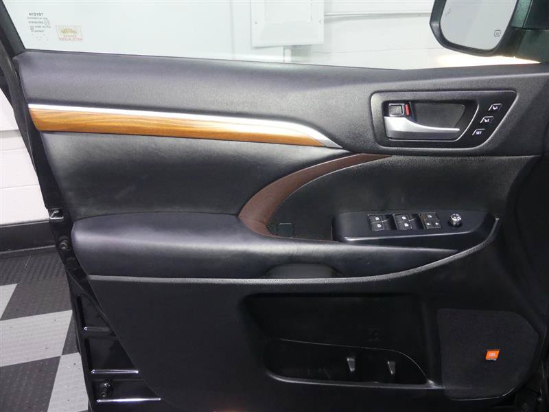 Used 2019 Toyota Highlander Limited AWD/4WD image 18