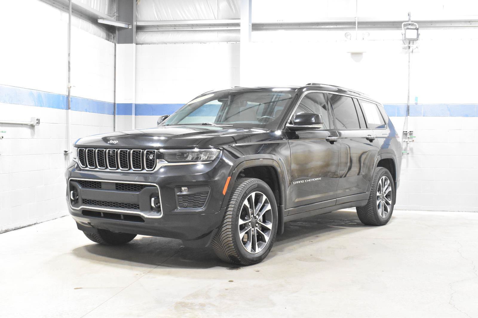 Used 2023 Jeep Grand Cherokee L Overland w/ Advanced Protech Group III AWD/4WD image 8