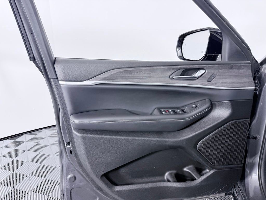 Used 2024 Jeep Grand Cherokee Limited w/ Trailer Tow Package image 9