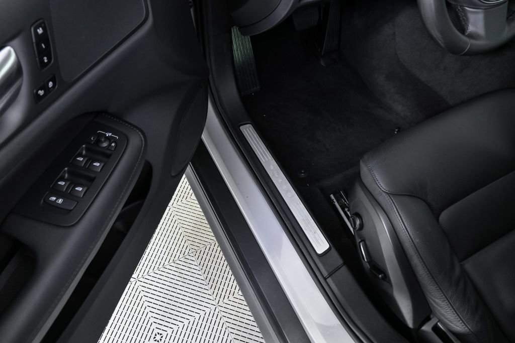 Certified 2025 Volvo V60 B5 Cross Country Plus image 9