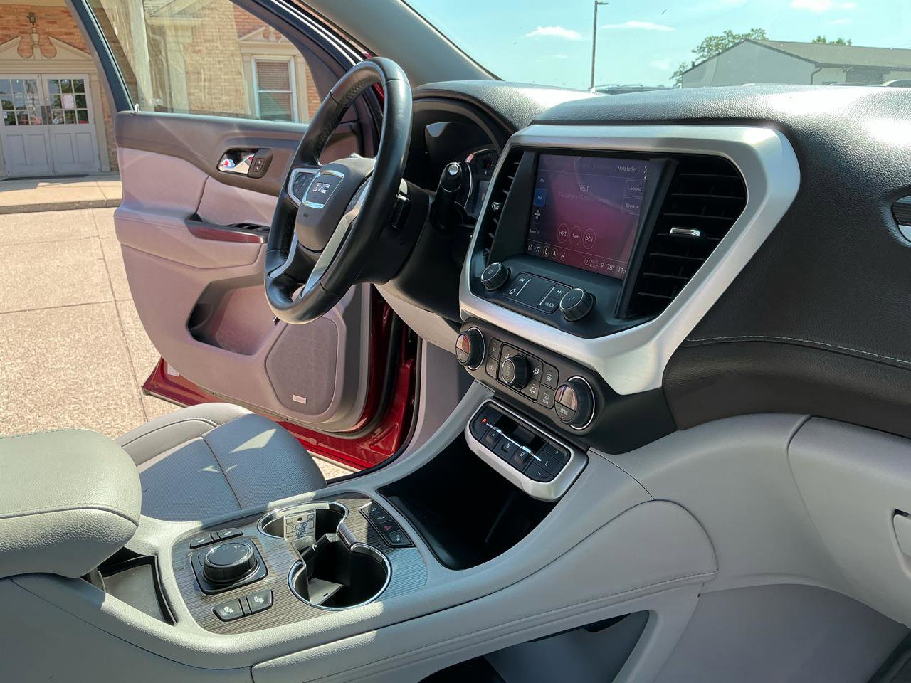 Used 2023 GMC Acadia SLT FWD image 25