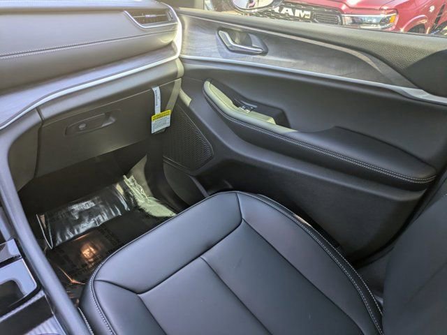 New 2025 Jeep Grand Cherokee L Limited w/ Black Appearance Package image 15