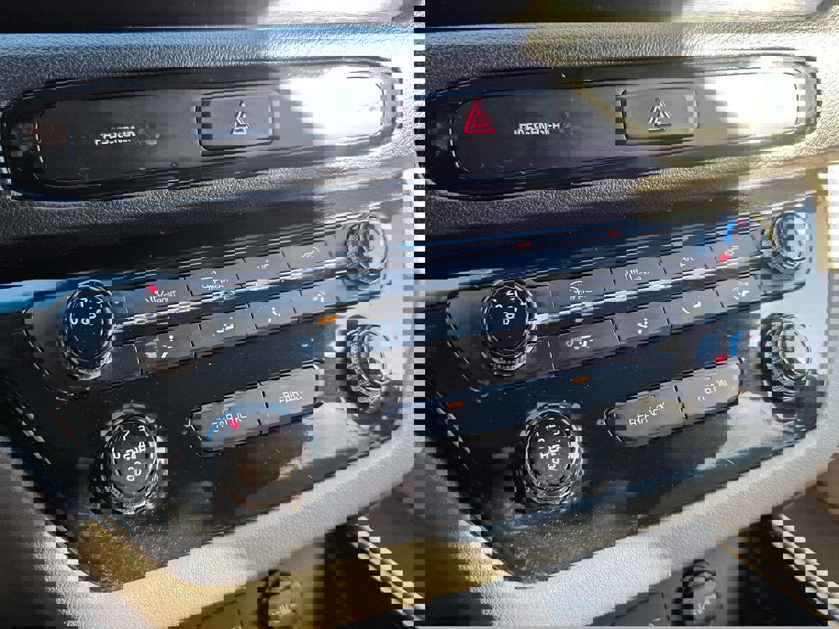 Used 2019 Kia Sedona LX image 37