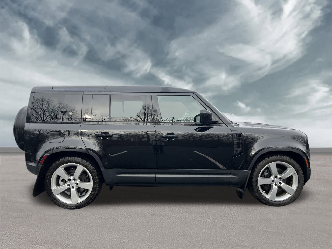 Certified 2024 Land Rover Defender 110 SE image 6