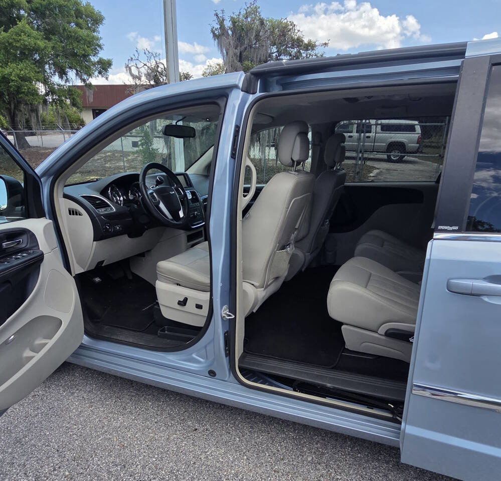 Used 2013 Chrysler Town & Country Touring image 8