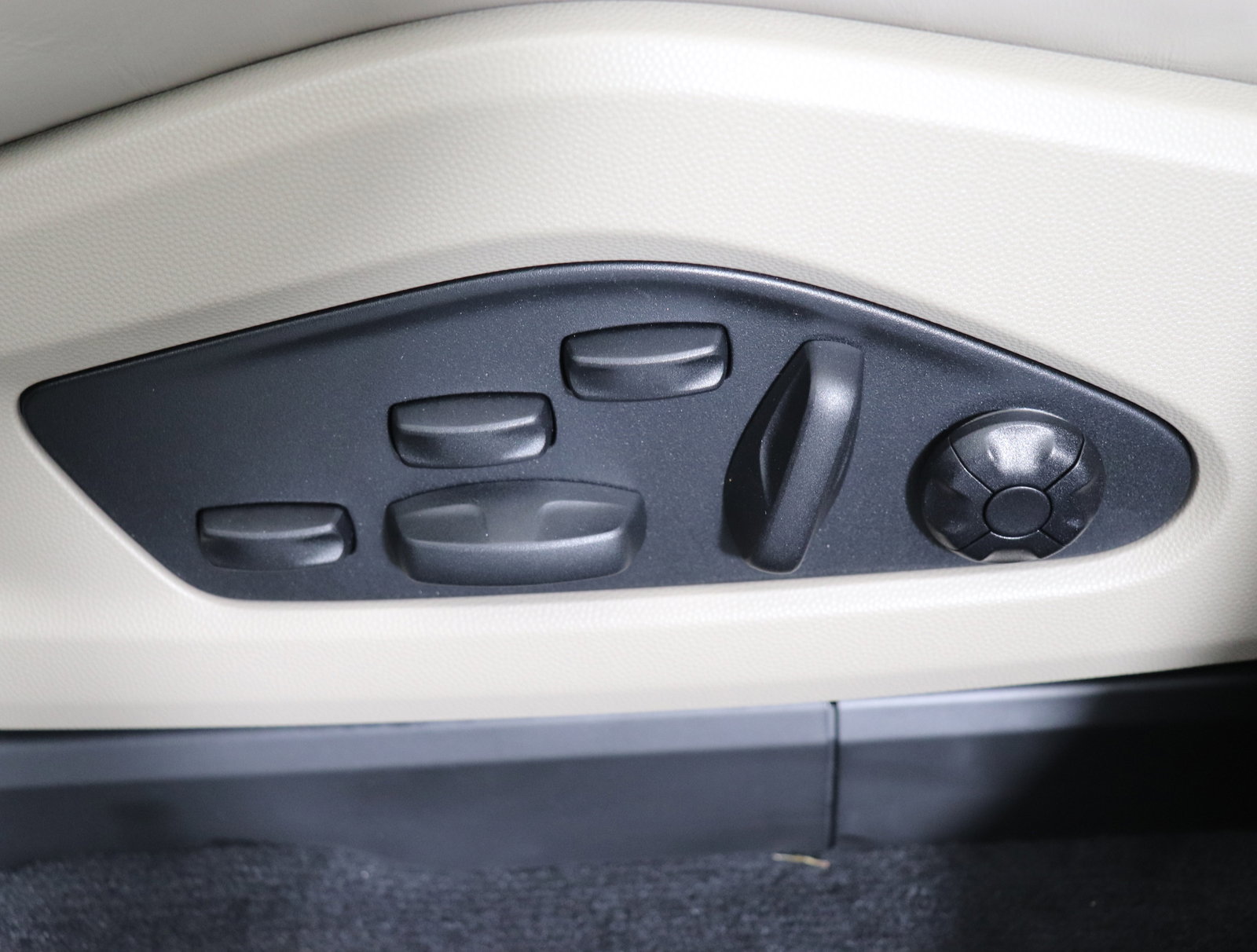 Used 2024 Porsche Macan 4 Electric image 22