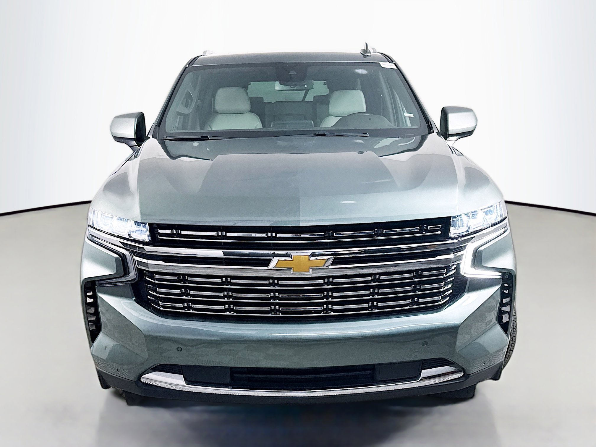 Used 2024 Chevrolet Suburban LT RWD image 2