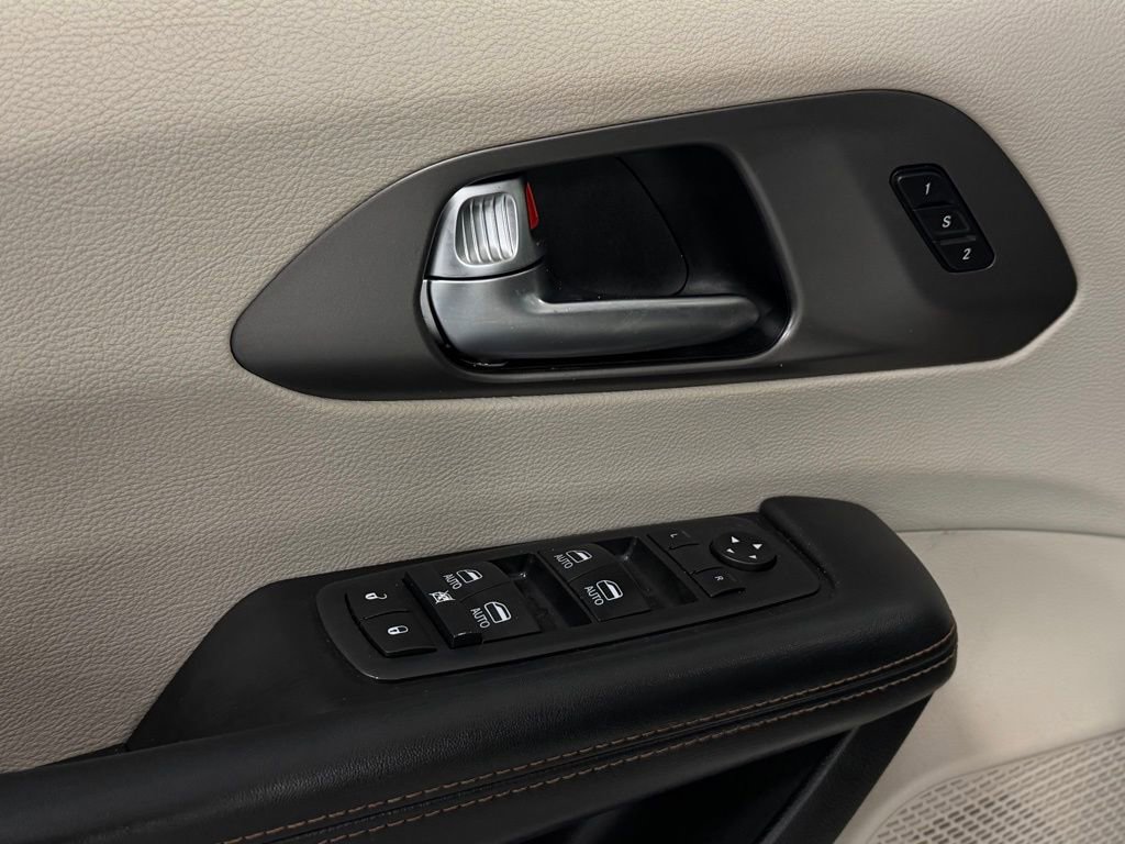 Used 2020 Chrysler Pacifica Touring-L Plus w/ Tire & Wheel Group image 12