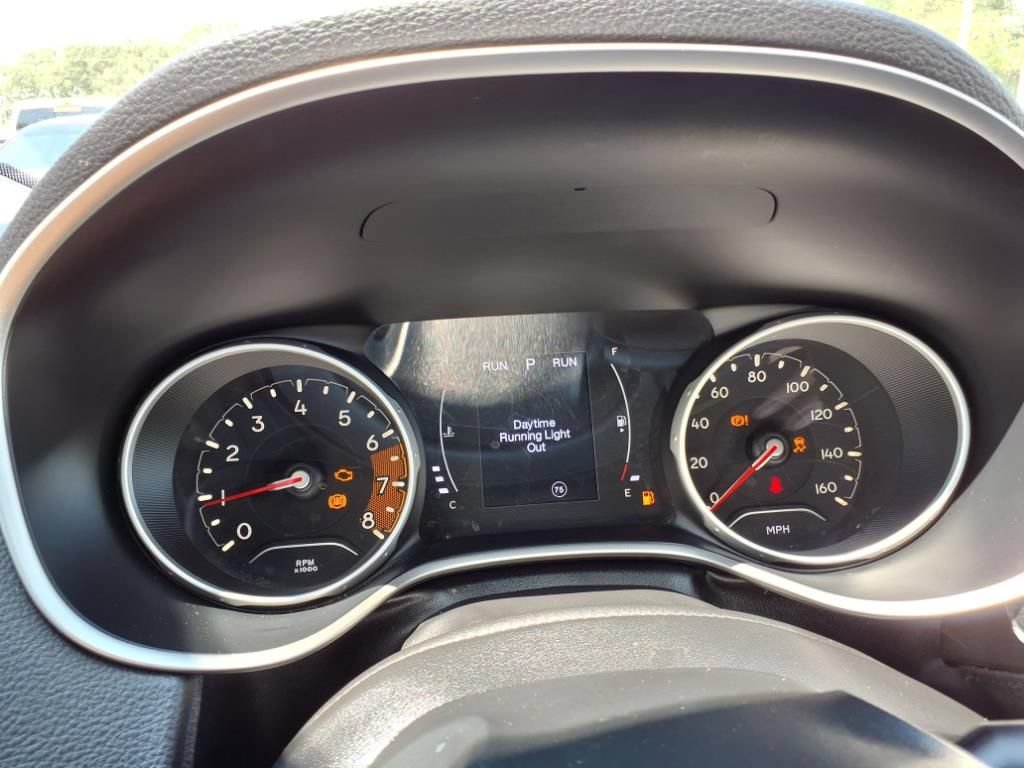 Used 2017 Jeep Compass Latitude FWD image 14