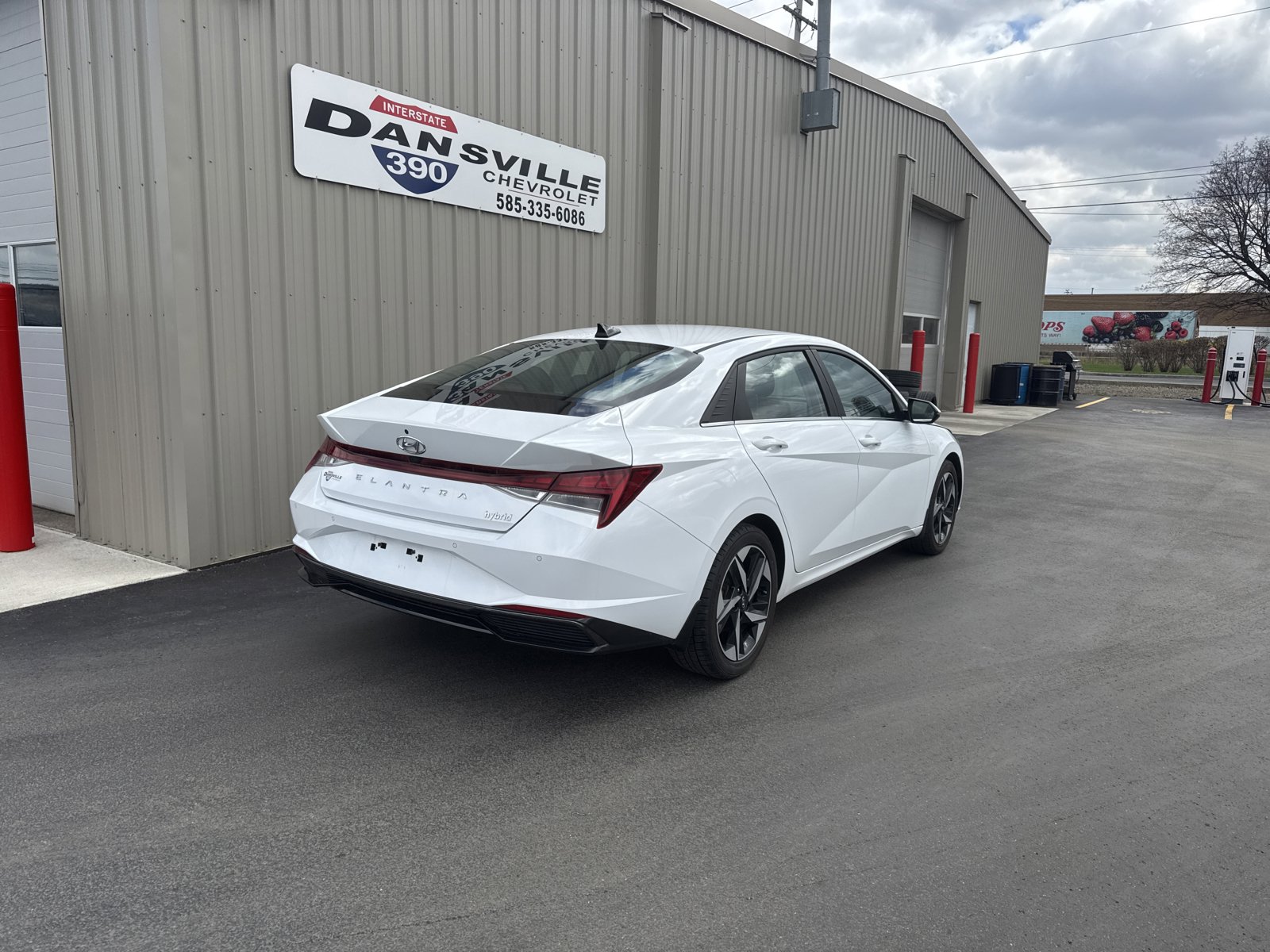 Used 2023 Hyundai Elantra Limited w/ Preferred Accessory Package FWD image 3