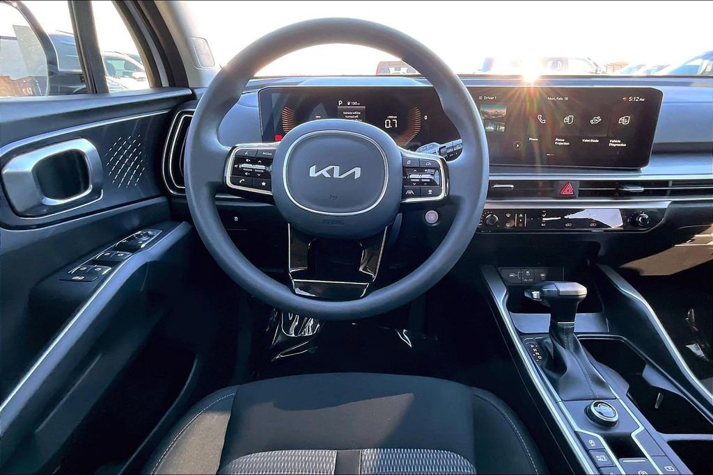 Used 2025 Kia Sorento LX image 7