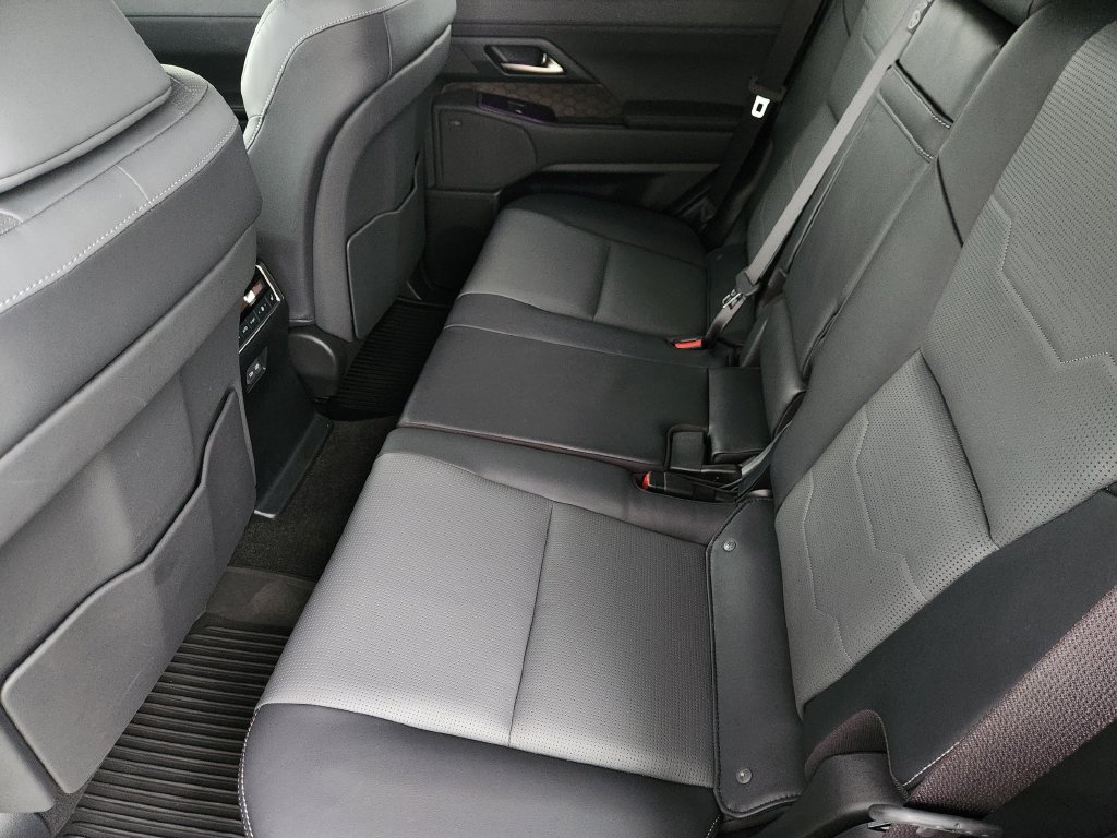 Used 2024 Lexus GX 550 w/ Cold Area Package AWD/4WD image 32