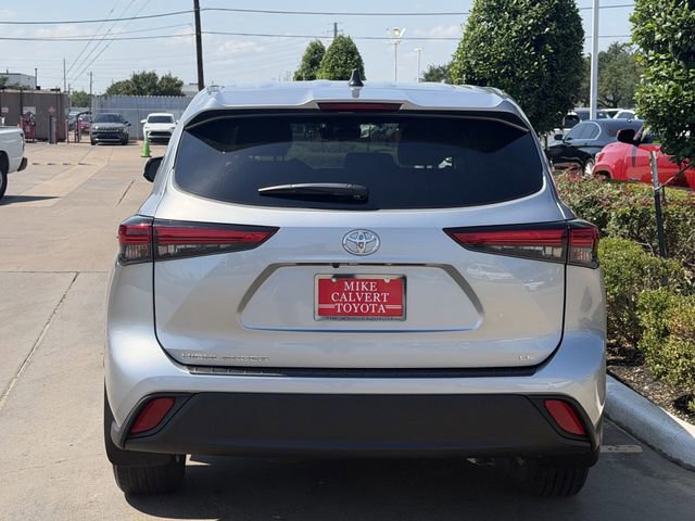 Used 2022 Toyota Highlander LE FWD image 6