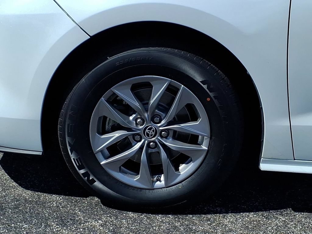 Used 2024 Toyota Sienna XLE FWD image 11