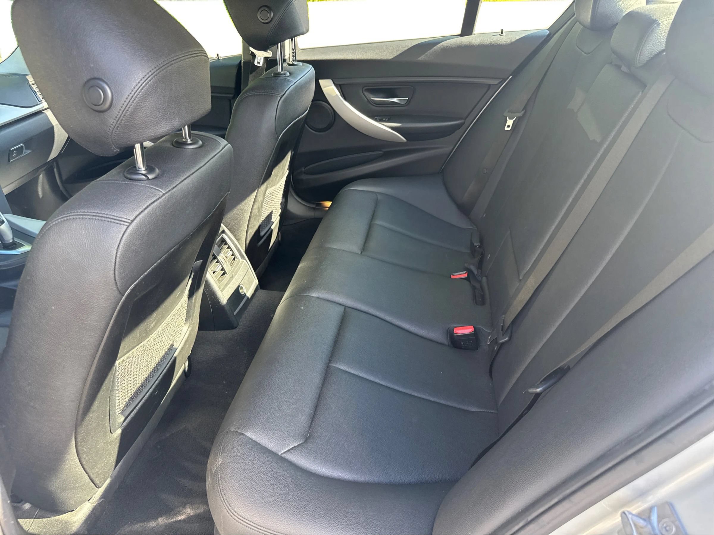 Used 2018 BMW 320i xDrive Sedan w/ Premium Package AWD/4WD image 13