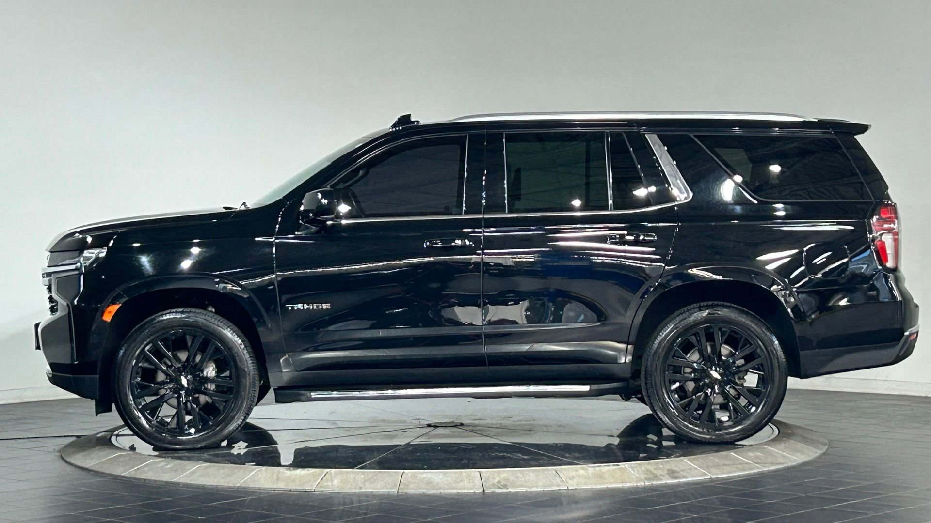 Used 2021 Chevrolet Tahoe LT w/ Rear Media and Nav Package AWD/4WD image 3