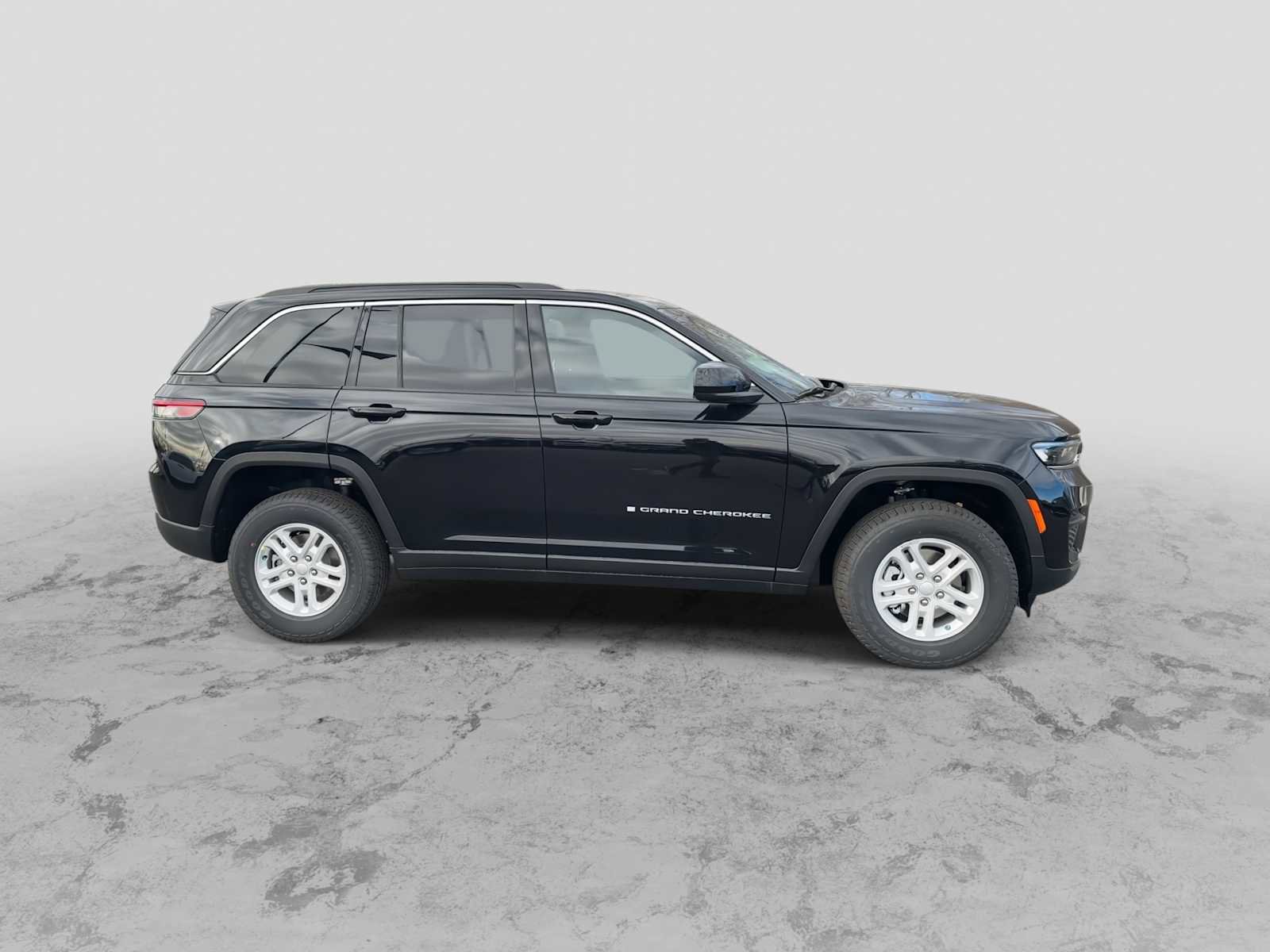 New 2025 Jeep Grand Cherokee Laredo image 9